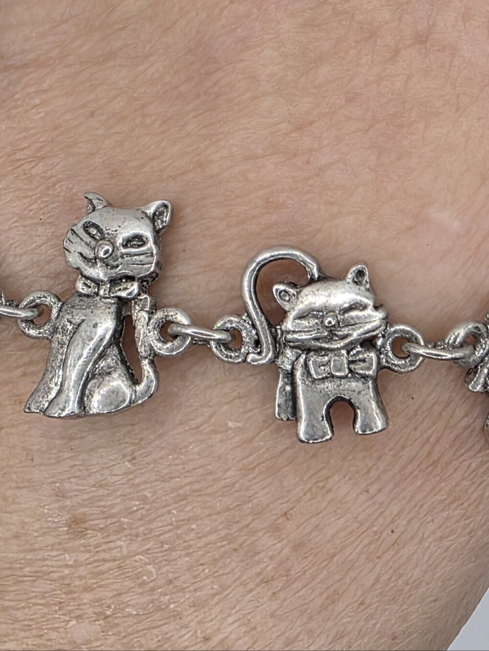 Vintage 80s/90s Silver‑Tone Cat Charm Bracelet | Pewter Style | Whimsical Feline